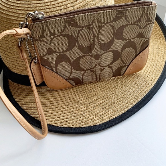 Signature “C” Coach Wristlet 🤩 - Picture 3 of 6
